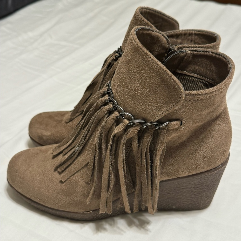 Pierre Dumas wedge bootie, fringe detail size 7.5